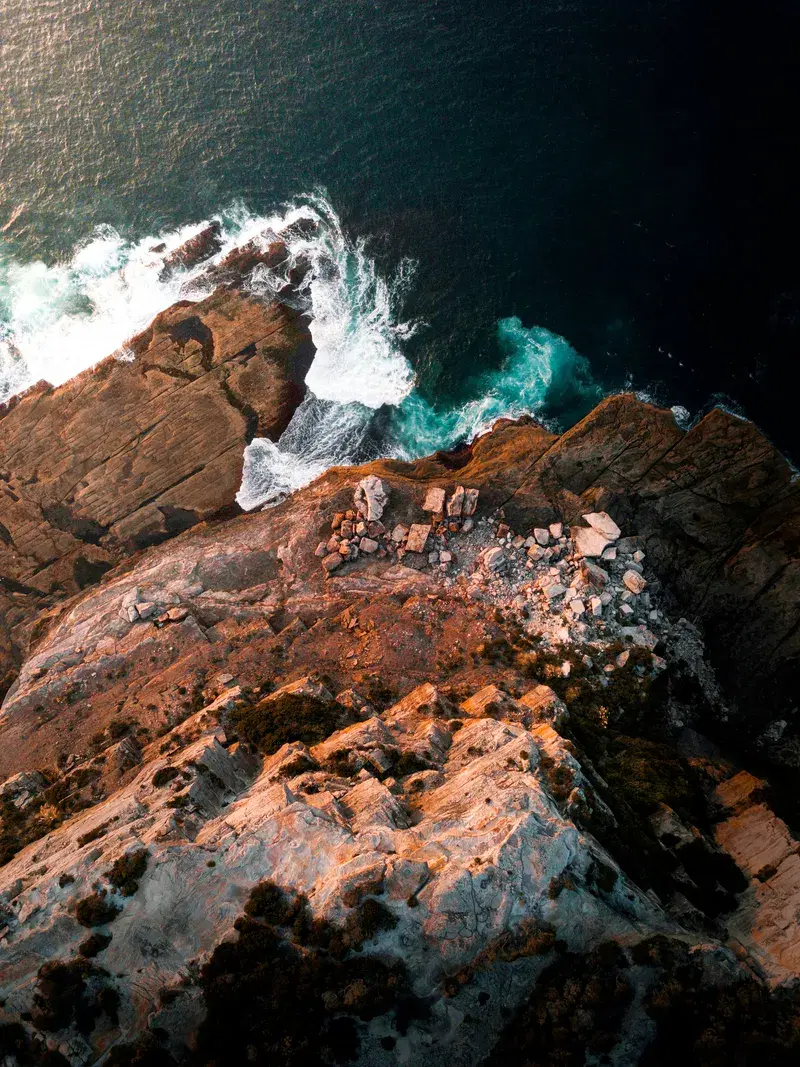 Cover Image for Finding Peace in Nature: The Therapeutic Benefits of Cliffs and Oceans