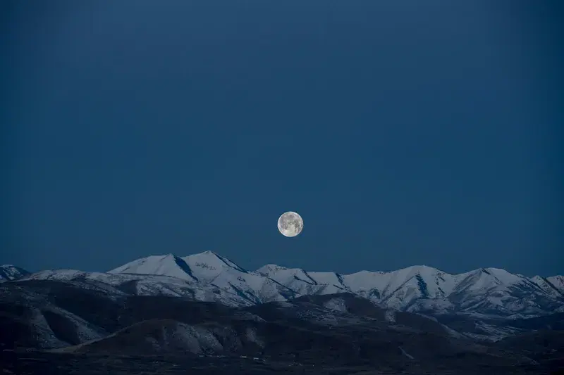 Cover Image for Embracing Nature: The Calming Influence of Full Moons in Mountain Retreats