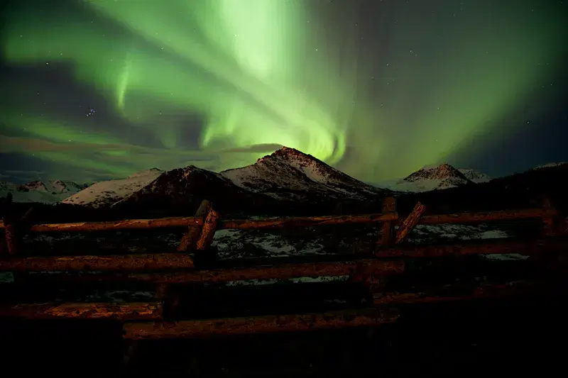 Cover Image for Embracing Nature: The Healing Power of the Aurora Borealis