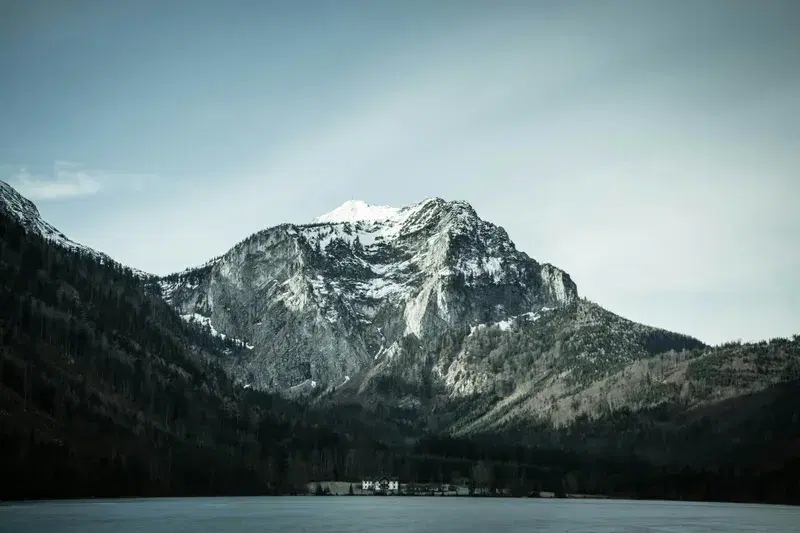 Cover Image for Embracing Nature: The Healing Power of Mountain Landscapes