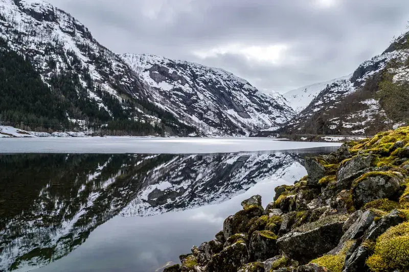 Cover Image for Embracing Nature: The Healing Power of Mountain Landscapes