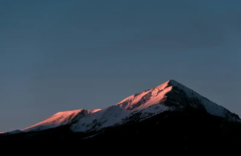 Cover Image for Finding Mindfulness in Nature: The Serenity of Mountain Sunsets