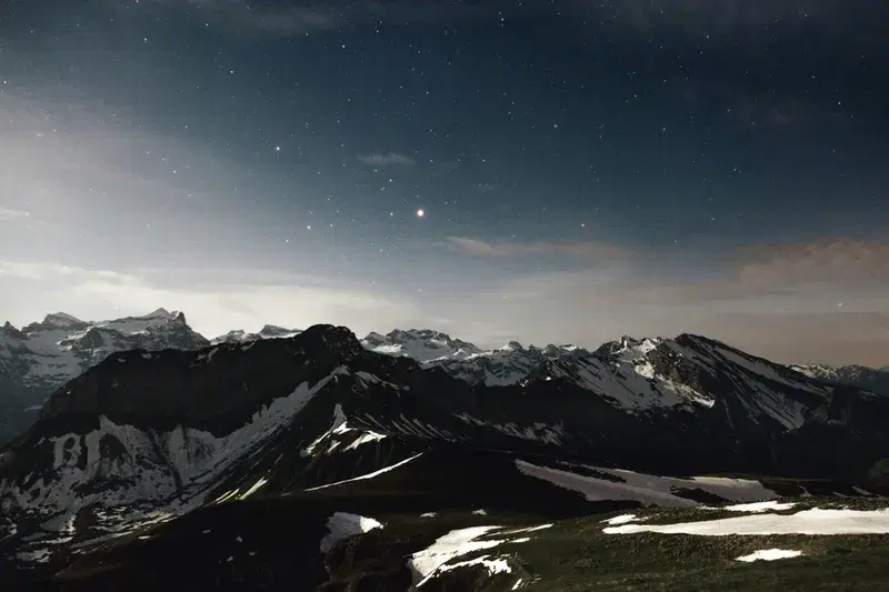Cover Image for Finding Mindfulness in Nature: The Beauty of Black and White Landscapes