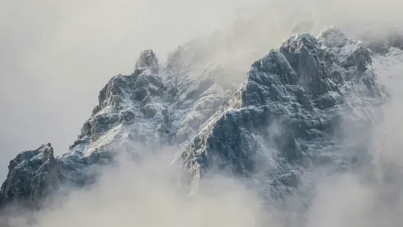 Cover Image for Finding Mindfulness in Nature: Exploring the Beauty of Foggy Mountains