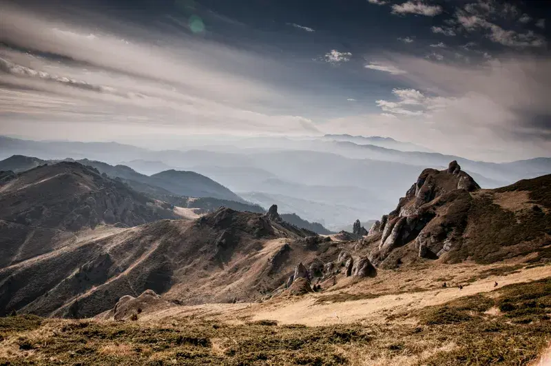 Cover Image for Finding Mindfulness in Nature: The Benefits of Exploring Mountain Scenery