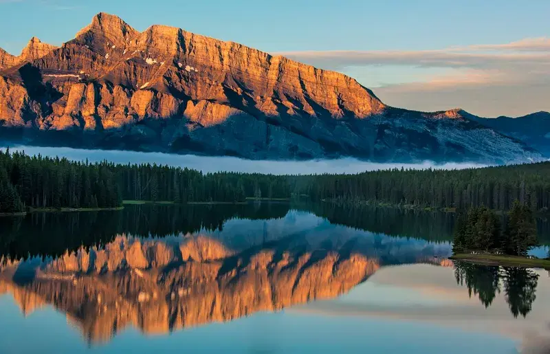 Cover Image for Finding Peace in Nature: The Healing Power of Mountain Reflections