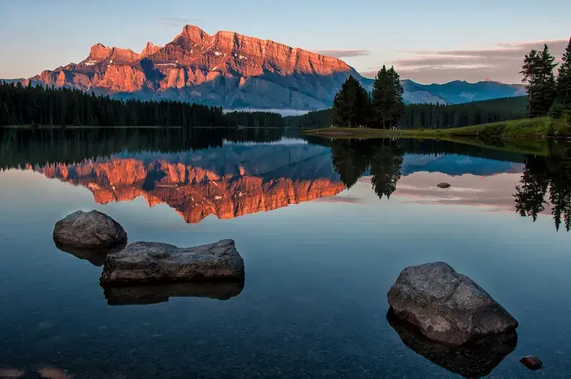 Cover Image for Finding Peace in Nature: The Benefits of Mountain Reflections