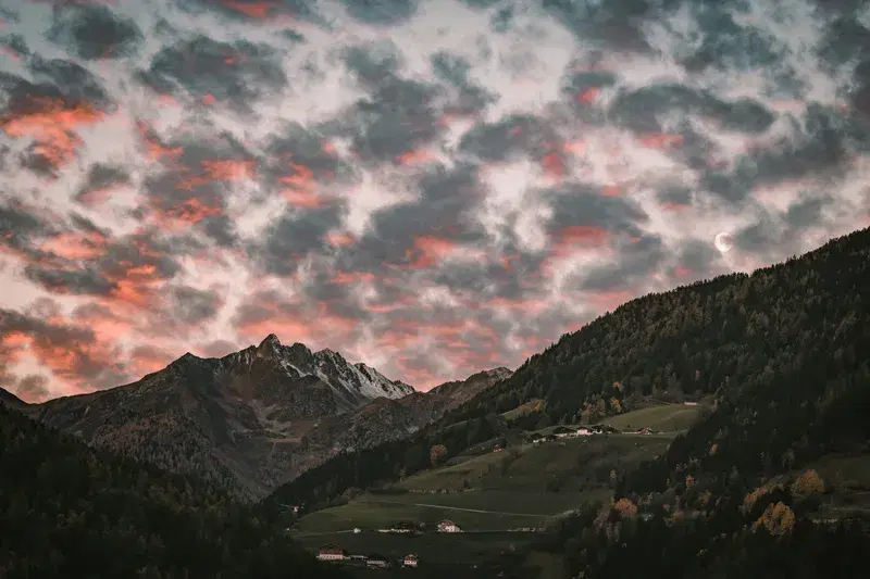 Cover Image for Finding Peace in Nature: The Benefits of Mindfulness and Scenic Landscapes