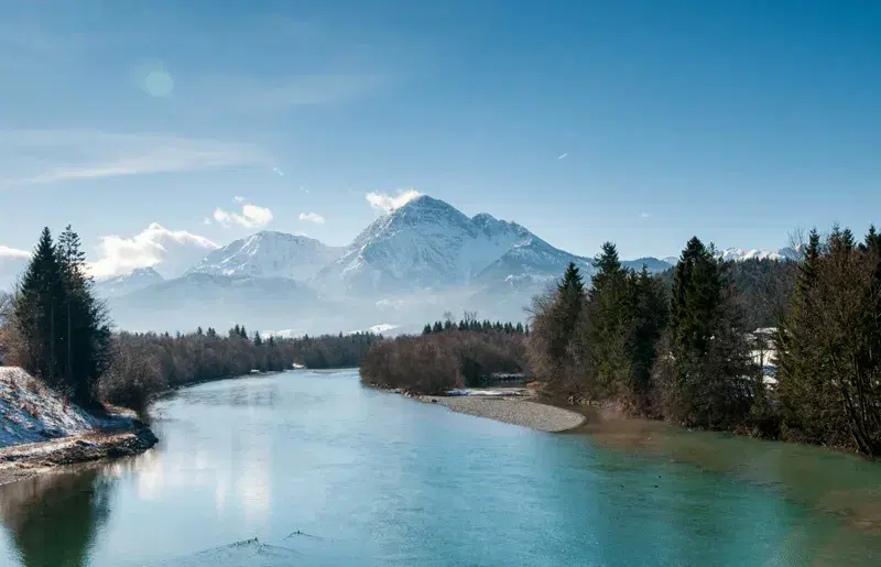 Cover Image for Finding Peace in Nature: The Benefits of Mindful Escapes to Scenic Landscapes