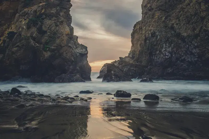 Cover Image for Finding Peace in Nature: The Mindful Experience of Beach Landscapes