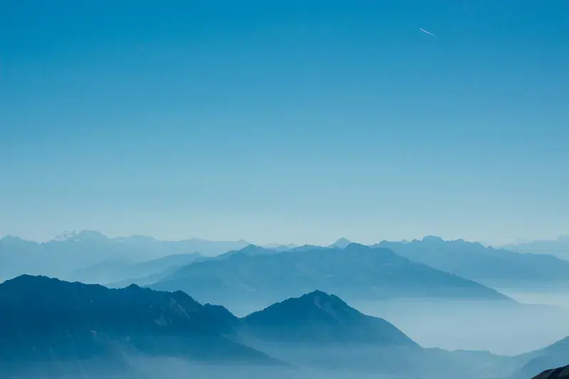 Cover Image for Finding Peace in Nature: Embracing the Serenity of Blue Mountain Landscapes
