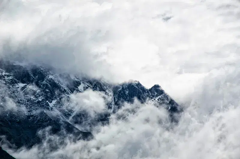 Cover Image for Finding Peace in Nature: The Healing Power of Mountain Landscapes