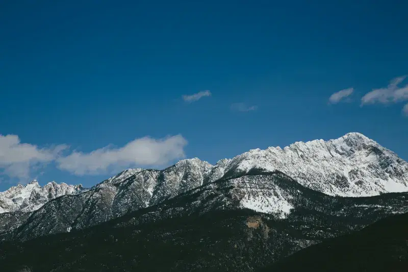 Cover Image for Finding Peace in Nature: The Benefits of Mountain Landscapes