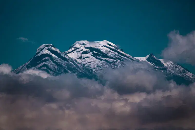 Cover Image for Finding Peace in Nature: The Beauty of Snow-Covered Mountains