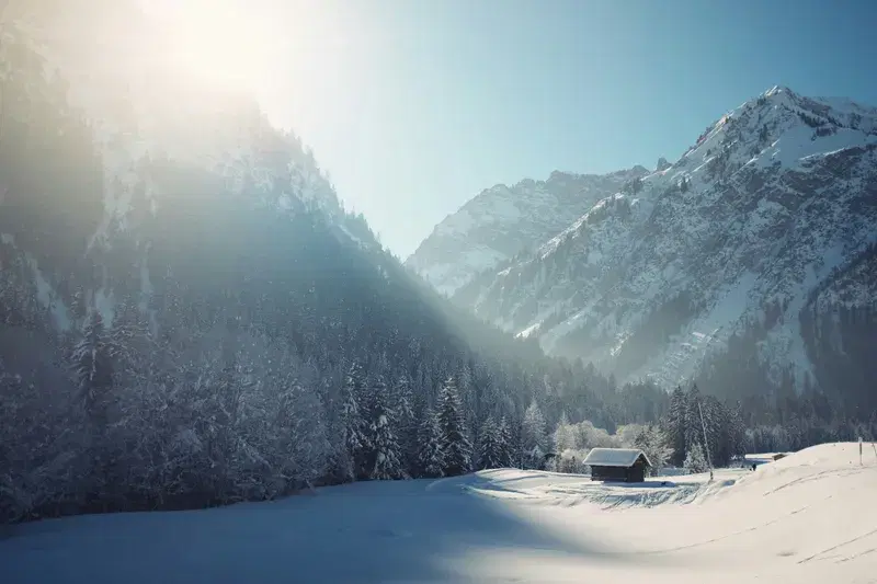 Cover Image for Finding Peace in Nature: The Benefits of Snowy Mountain Landscapes