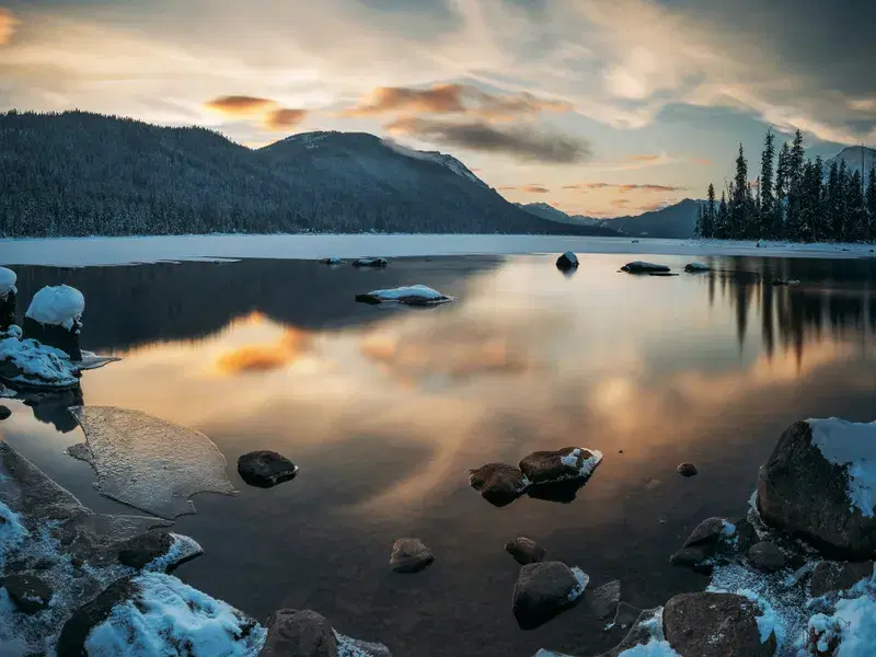 Cover Image for Finding Serenity in Nature: The Benefits of Spending Time by the Water