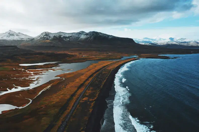 Cover Image for Finding Serenity in Nature: The Mindfulness of Iceland's Coastal Landscapes