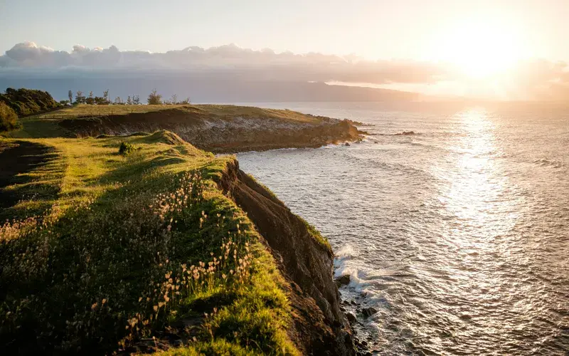 Cover Image for Finding Serenity in Nature: Mindfulness Practices in Hawaii's Lush Landscapes