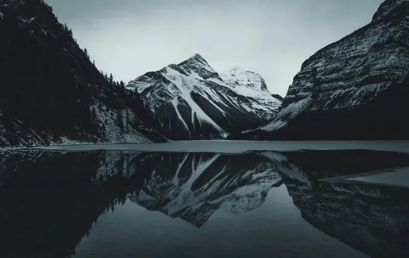 Cover Image for Finding Mindfulness in Nature: The Healing Power of Mountain Landscapes