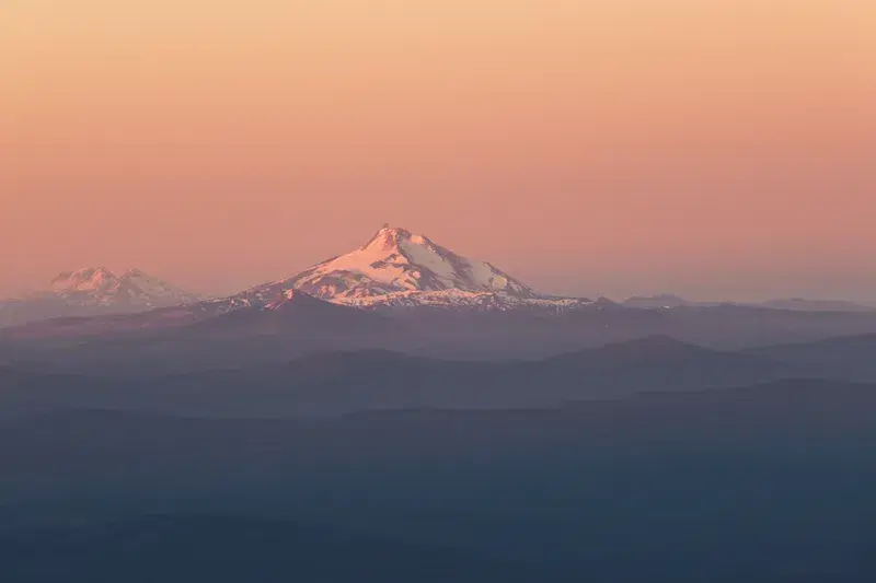 Cover Image for Finding Mindfulness in Nature: The Beauty of Mountain Sunrises