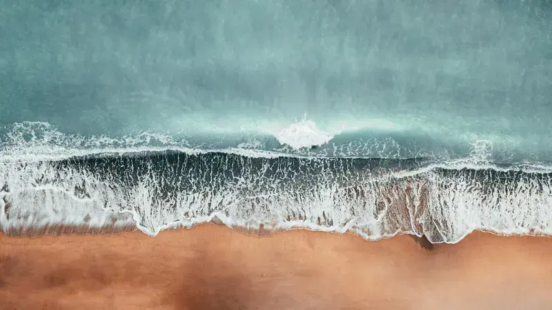 Cover Image for Finding Mindfulness in Nature: Embracing the Ocean's Waves