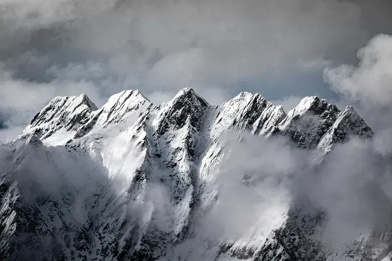 Cover Image for Finding Wellness in Nature: The Benefits of Hiking in Snow-Covered Mountains