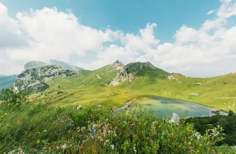 Cover Image for Finding Peace in Nature: The Benefits of Water Bodies in Mountain Landscapes